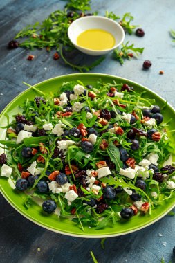 Taze yaban mersini, roka, fındık, beyaz peynir, zeytin yağı, otlar ile kızılcık salata. Sabah, Kahvaltı Sağlıklı gıda.