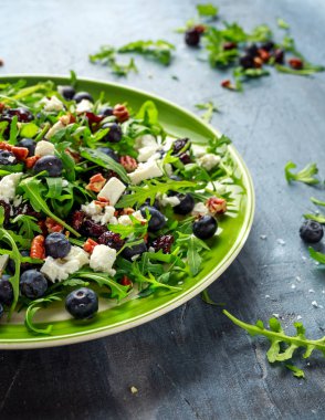 Taze yaban mersini, roka, fındık, beyaz peynir, zeytin yağı, otlar ile kızılcık salata. Sabah, Kahvaltı Sağlıklı gıda.