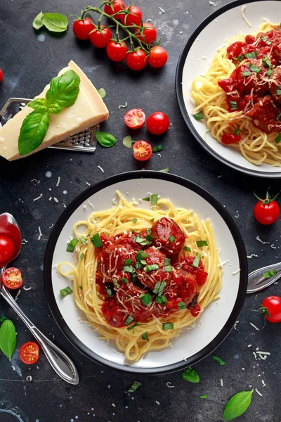 Albóndigas de pasta de espagueti con salsa de tomate, albahaca, queso parmesano de hierbas sobre fondo oscuro —  Fotos de Stock