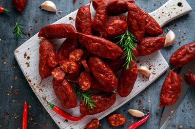 Kırmızı biber, sarımsak, biber ve biberiye ile yapılan İspanyol domuz chorizo sosis