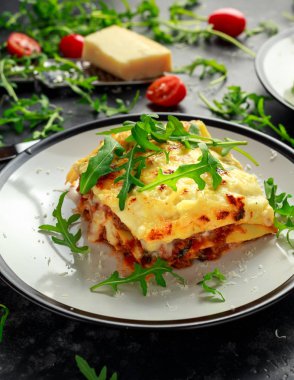 Ev yapımı lazanya kıyma bolognese ve Beşamel sos tepesinde vahşi roka, parmesan peyniri ile