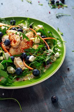 Taze yaban mersini, beyaz peynir, havuç salatası deli tavuk ve sebze yeşil. sağlıklı gıda kavramı