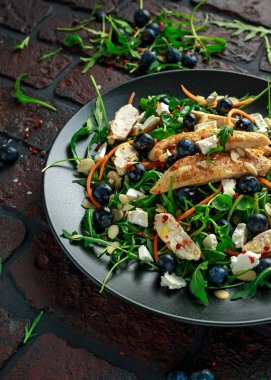 Taze yaban mersini, beyaz peynir, havuç salatası deli tavuk ve sebze yeşil. sağlıklı gıda kavramı