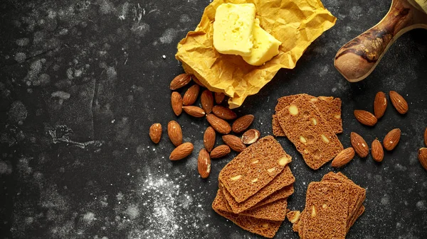 Amandelbrood cookies met noten en huis gemaakte boter — Stockfoto