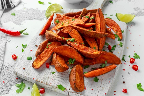 Caseiro saudável Baked Orange Sweet Potato cunhas com molho de creme fresco mergulho, ervas, sal e pimenta . — Fotografia de Stock