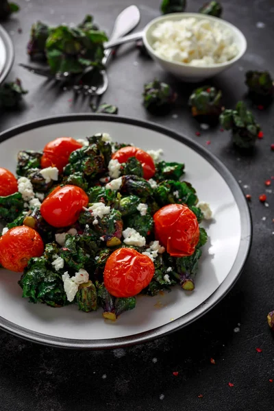 Hjemmelaget, ristet Green Kalettes salat med kirsebærtomater og fetaost. sunn mat – stockfoto