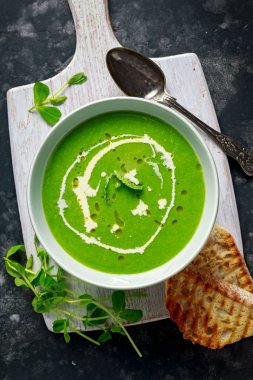Yeşil bezelye ve nane çorbası Krem ve zeytin yağı az ızgara ciabatta tost ile görev yaptı.