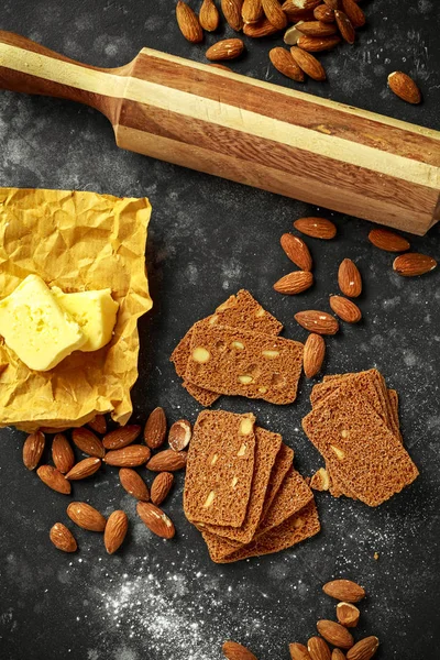 Amandelbrood cookies met noten en huis gemaakte boter — Stockfoto