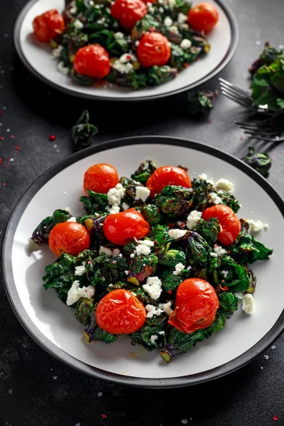 Hjemmelaget, ristet Green Kalettes salat med kirsebærtomater og fetaost. sunn mat – stockfoto