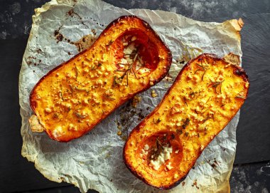 Fırında pişmiş Balkabagi kekik ile yarıya indirir, biberiye ve beyaz peynir zeytin yağı ile drizzled