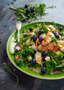 Taze yaban mersini, beyaz peynir, havuç salatası deli tavuk ve sebze yeşil. sağlıklı gıda kavramı