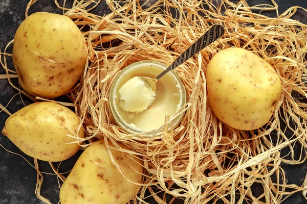 Gordura de pato em jarros prontos para cozinhar com batata — Fotografia de Stock
