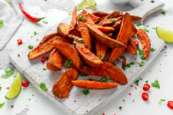 Cuñas de patata dulce de naranja horneada casera saludable con salsa de salsa de crema fresca, hierbas, sal y pimienta . —  Fotos de Stock