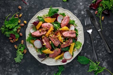 Ördek fileto biftek salata turuncu yarısı, turp ve ezilmiş Antep fıstığı ile meme
