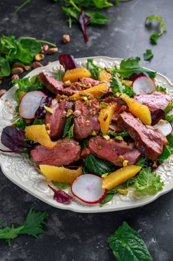 Ördek fileto biftek salata turuncu yarısı, turp ve ezilmiş Antep fıstığı ile meme