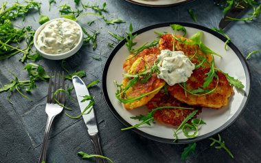 Patates gözlemesi, draniki, kıymalı patates veya börek ile servis... taze vahşi roket salata yaprakları.