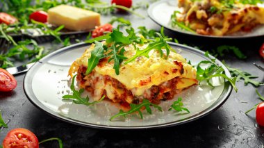Ev yapımı lazanya kıyma bolognese ve Beşamel sos tepesinde vahşi roka, parmesan peyniri ile