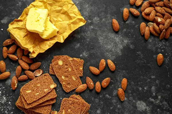 Amandelbrood cookies met noten en huis gemaakte boter — Stockfoto