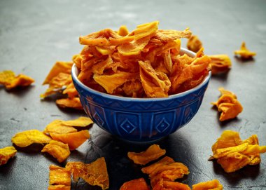 Lezzetli organik kurutulmuş mango kase cips. sağlıklı gıda