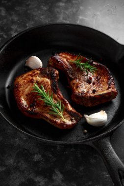 Rustik tavada pişmiş domuz Loin pirzola rosemary ile pan. Üstten Görünüm. arka plan
