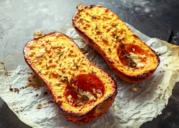 Kemencében sült fűszeres butternut squash fele a kakukkfű, rozmaring, feta sajttal szórt olívaolaj — Stock Fotó