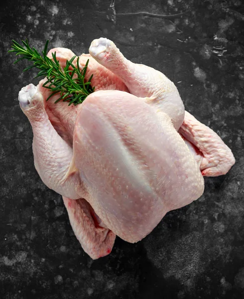 Whole raw Free range chicken in rustic background with rosemary leaf. ready to cook — Stock Photo, Image