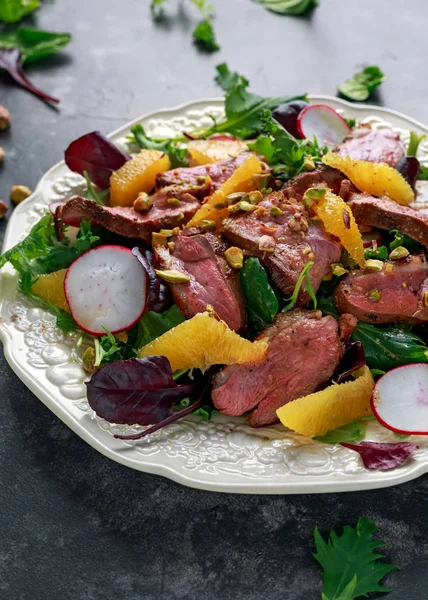 Ördek fileto biftek salata turuncu yarısı, turp ve ezilmiş Antep fıstığı ile meme