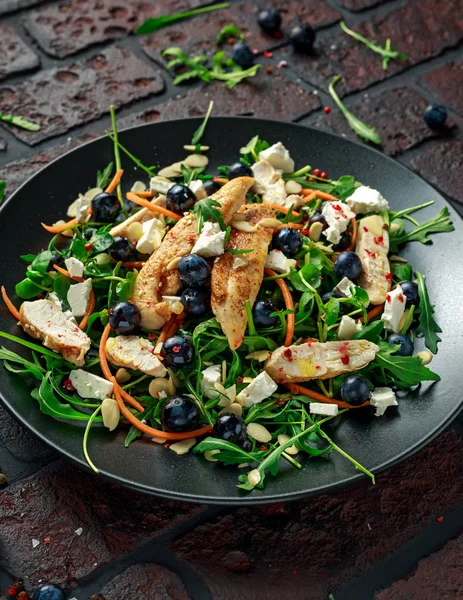 Свежий куриный салат с черникой, фета, морковь, орехи и зеленые овощи. концепция здорового питания — стоковое фото