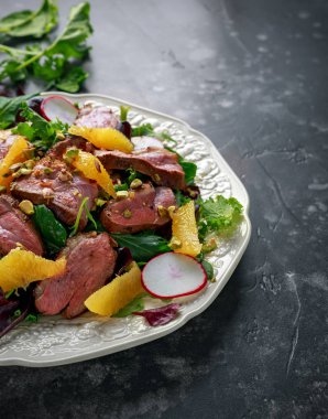 Ördek fileto biftek salata turuncu yarısı, turp ve ezilmiş Antep fıstığı ile meme