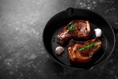 Rustik tavada pişmiş domuz Loin pirzola rosemary ile pan. Üstten Görünüm. arka plan