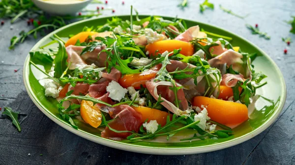 Свіжий персика салат з шинкою, сиром Фета та овочі в зелений тарілку Парма. здорове харчування — стокове фото