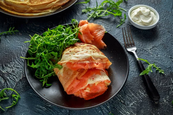 Crepes Pancakes with smoked salmon and wild rocket salad — Stock Photo, Image