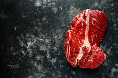 Siyah arka plan üzerine biftek salata soslarında taze Raw