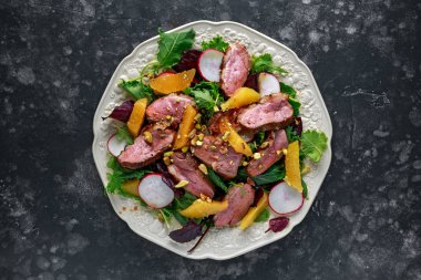 Ördek fileto biftek salata turuncu yarısı, turp ve ezilmiş Antep fıstığı ile meme