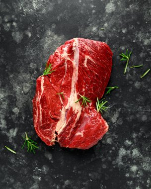 Rosemary ile siyah arka plan üzerine biftek salata soslarında taze Raw