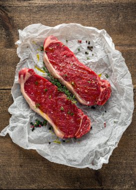 Ham premium sığır eti sığır filetosu biftek kekik ve yetkin Mısır ve deniz tuz baharat pişirme kağıt üzerine zeytin yağı ile drizzled ile