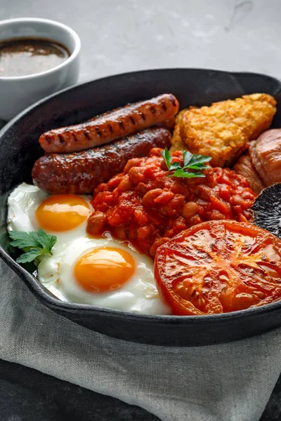 완전 한 영어 아침 식사 베이컨, 소시지, 계란, 구운된 콩, 감자와 버섯 소박한 프라이팬, 팬. 컵 커피. — 스톡 사진