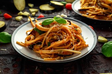 Vejetaryen İtalyan makarna spagetti alla Norma patlıcan, domates, fesleğen ve parmesan peyniri ile.