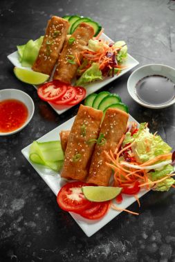 Çin sebze taze salata, limon dilimleri, tatlı biber sosu ve soya sosu ile süslenmiş böreği