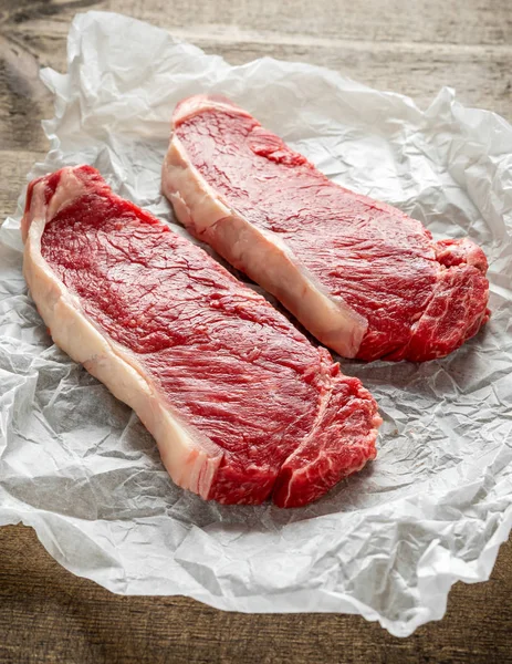 종이 요리에 원시 프리미엄 쇠고기 등심 스테이크 — 스톡 사진