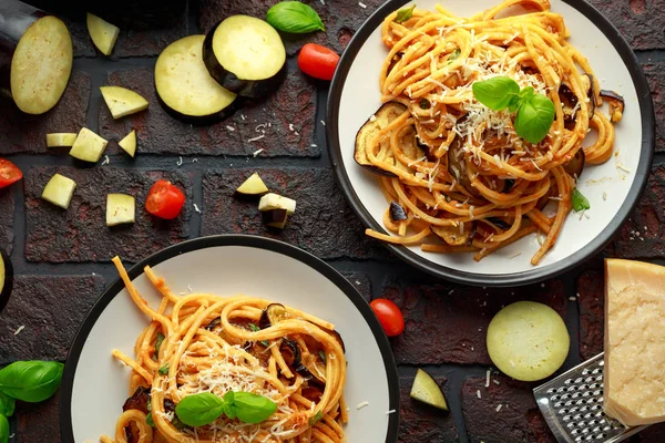 Vejetaryen İtalyan makarna spagetti alla Norma patlıcan, domates, fesleğen ve parmesan peyniri ile.