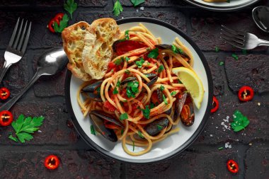 Midye, salça, biber ve maydanoz rustik zemin üzerine ev yapımı makarna spagetti. deniz gıda yemek