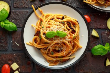 Vejetaryen İtalyan makarna spagetti alla Norma patlıcan, domates, fesleğen ve parmesan peyniri ile.