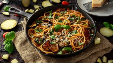 Vejetaryen İtalyan makarna spagetti alla Norma rustik tava tavada patlıcan, domates, fesleğen ve parmesan peyniri ile.
