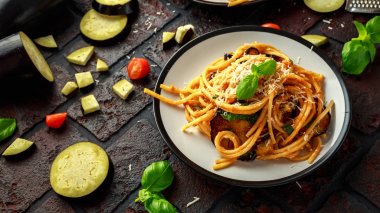 Vejetaryen İtalyan makarna spagetti alla Norma patlıcan, domates, fesleğen ve parmesan peyniri ile.