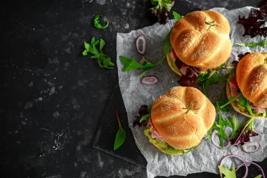 Avokado Guakamole, domates, roka, kırmızı soğan ve jambon ile taze ev sandviç.