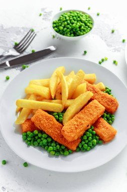 İngiliz geleneksel balık parmak ve bezelye ve tartar sosu beyaz bir plaka ile fiş.