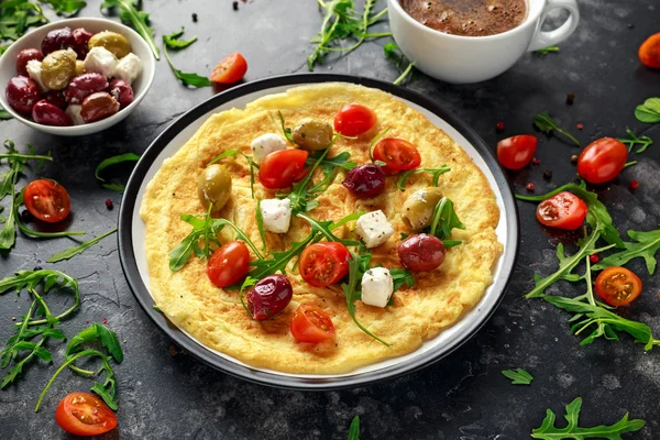 Λαχανικά αυγά ομελέτα με ντομάτα, άγρια ρόκα, ελληνικό τυρί, ελιές και καφέ. Πρωινό το πρωί. υγιεινά τρόφιμα — Φωτογραφία Αρχείου