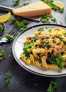 Ev yapımı makarna tavuk, yeşil lahana, sarımsak, limon ve parmesan peynirli düdük. sağlıklı ev gıda