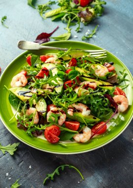 Taze avokado, karides salatası yeşil salata ile karıştırın, cherry domates, otlar ve zeytinyağı, limon sos. sağlıklı gıda